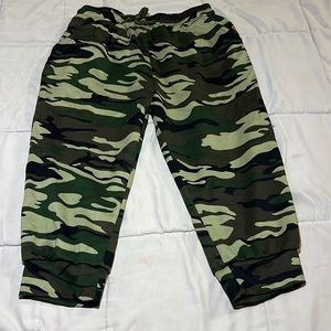S/M Capri green  camo pants